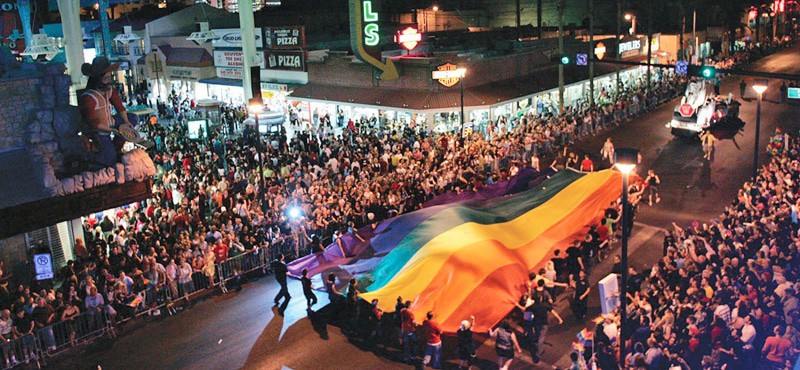Las Vegas Pride - Parada LGBT de Nevada acontece à noite (Foto: Reprodução / GayTravel4u) Las Vegas Pride - Parada LGBT de Nevada acontece à noite (Foto: Reprodução / GayTravel4u)